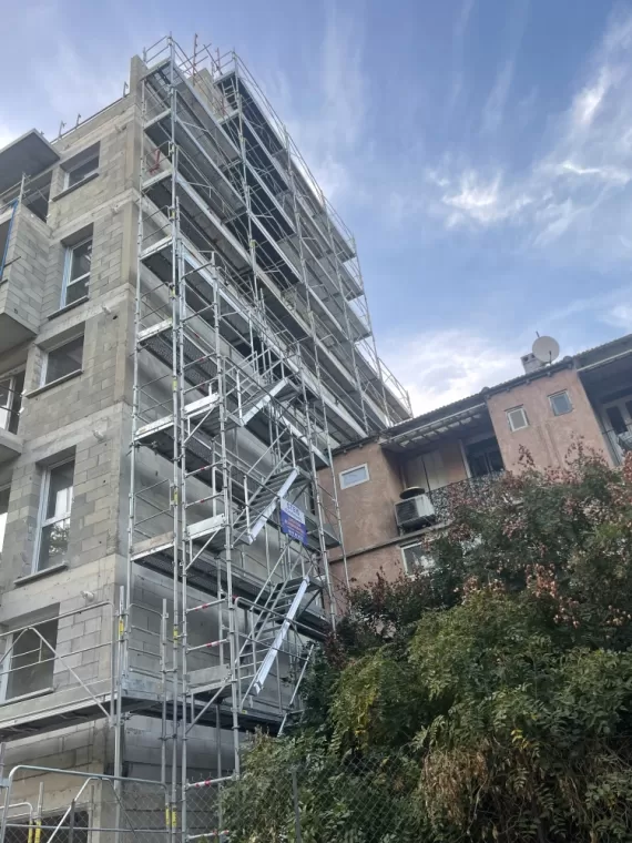 Installation d'un échafaudage de 24 mètres à Perpignan, Perpignan, STEIS ECHAFAUDAGES