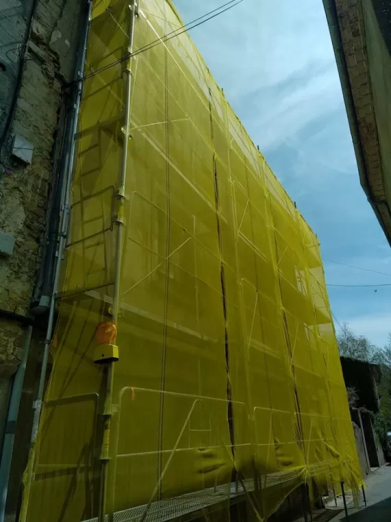 Installation des échafaudages pour la rénovation d'un immeuble, Perpignan, STEIS ECHAFAUDAGES