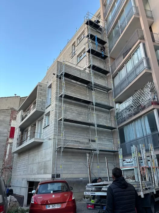 Location d'un échafaudage monté sur mesure pour un bâtiment à Perpignan, Perpignan, STEIS ECHAFAUDAGES