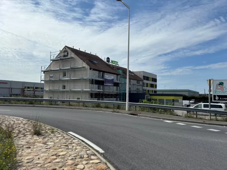 Pose et installation d'un échafaudage autour d'un hôtel à Perpignan, Perpignan, STEIS ECHAFAUDAGES